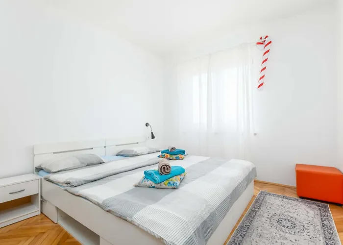 Saten Near The アパート